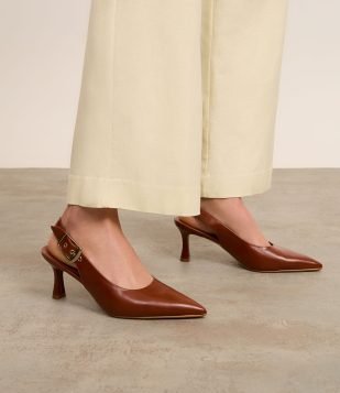 Sapato Scarpin Slingback com Maxi Fivela Caramelo