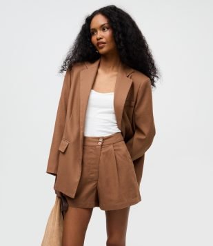 Short Alfaiatado em Viscolinho com Detalhe Diagonal e Botões Bege