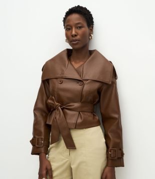 Trench Coat Curto em PU com Amarração Marrom