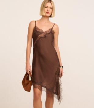 Vestido Curto Assimétrico em Cetim com Renda no Busto Marrom