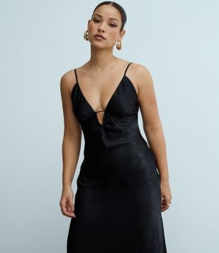 Vestido Sleep Dress New Midi Acetinado com Decote Profundo Preto