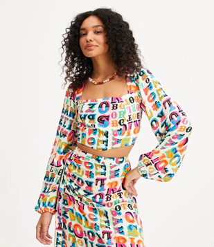 Blusa Cropped em Viscose com Estampa de Letras Coloridas Multicores 