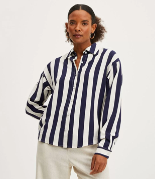 Camisa Em Viscolinho Listrada Com Cava Deslocada Azul Marinho