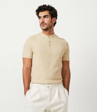 Polo Slim Em Algodão Texturizado Com Gola Padre Marrom Claro