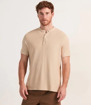 Polo Slim Em Algodão Texturizado Com Gola Padre Bege