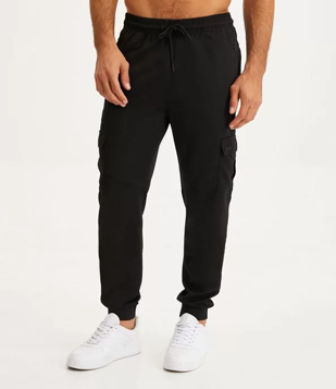 Calça Jogger Esportiva com Cós Elástico e Bolsos Cargo Preto