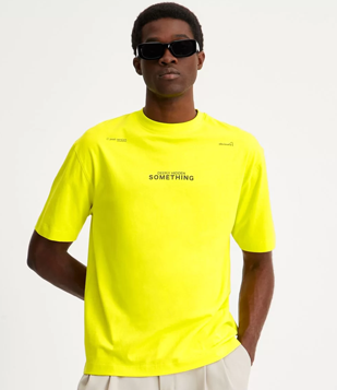 Camiseta Boxy em Algodão com Lettering Something Amarelo Neon 
