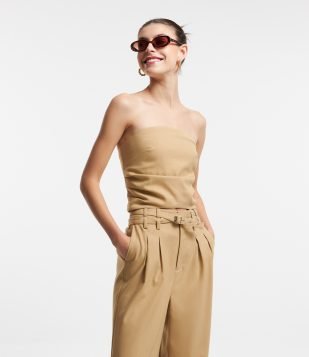 Blusa Cropped em Alfaiataria Tomara que Caia com Lastex Bege