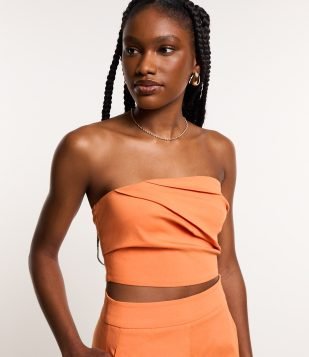 Blusa Cropped em Bengaline com Pregas Diagonais Assimétricas Laranja