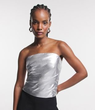 Blusa Tomara que Caia Alfaiatada em Tecido Metalizado com Detalhe Drapeado Prateado