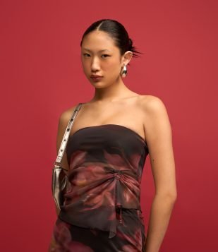 Blusa Tomara que Caia em Tule Abstrata e Amarração na Lateral Preto