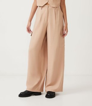 Calça Alfaiataria Em Viscose Com Bolsos Cargo Marrom Claro