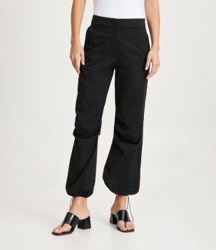 Calça Parachute Em Alfaiataria Com Recortes E Regulador Na Barra Preto