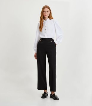 Calça Reta Em Alfaiataria Com Botões E Prega Frontal Preto