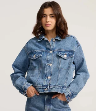 Jaqueta Boxy em Jeans com Bolsos e Recortes Médio