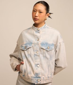 Jaqueta Trucker em Jeans Dirty Washed com Recortes Azul