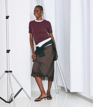 Saia Reta Acetinada e com Renda na Barra Marrom