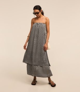 Vestido Tomara que Caia em Chiffon com Camadas e Estampa Geométrica Cinza Escuro- Branco