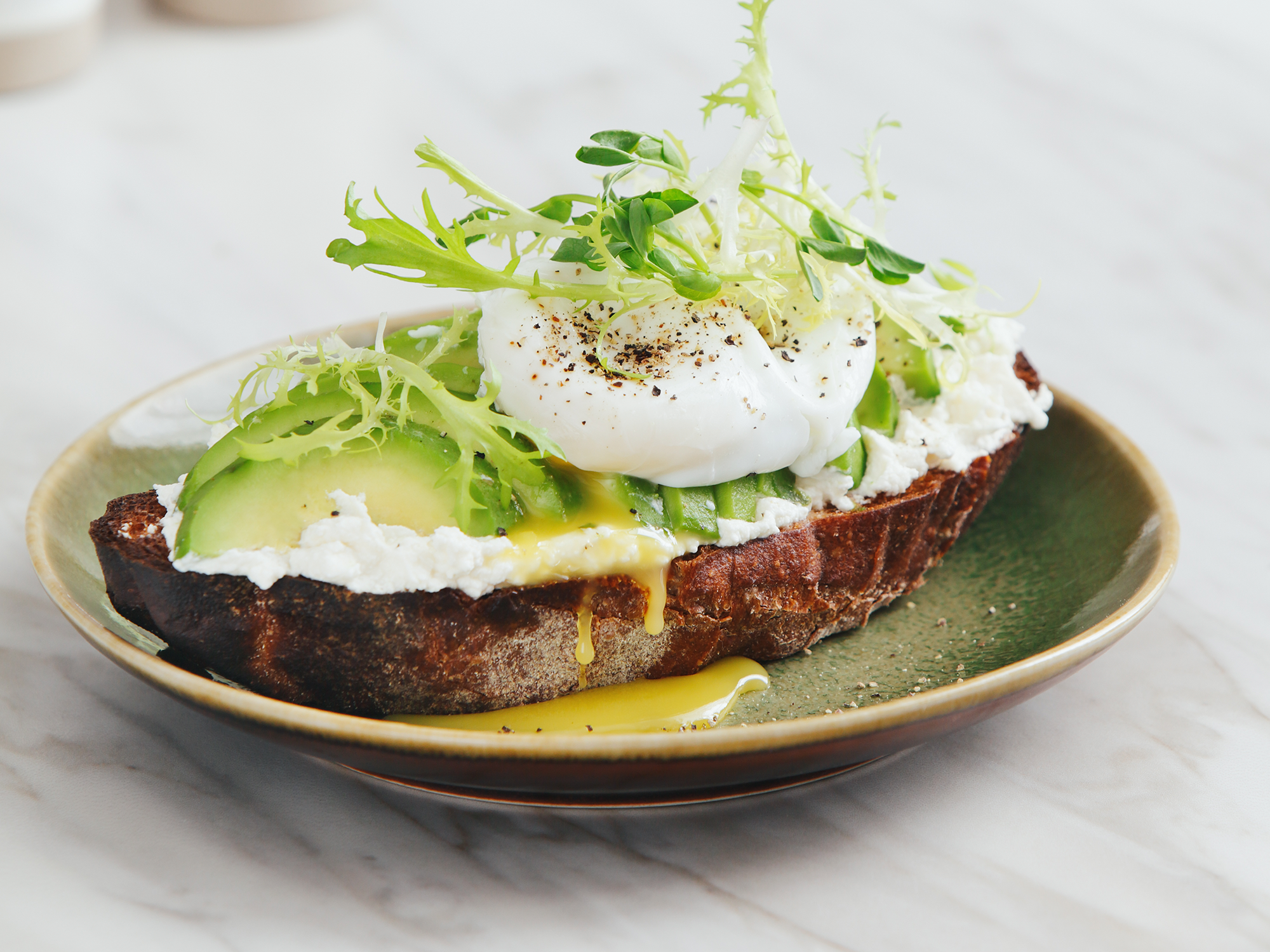 brunch: avocado toast com ovos pochê 