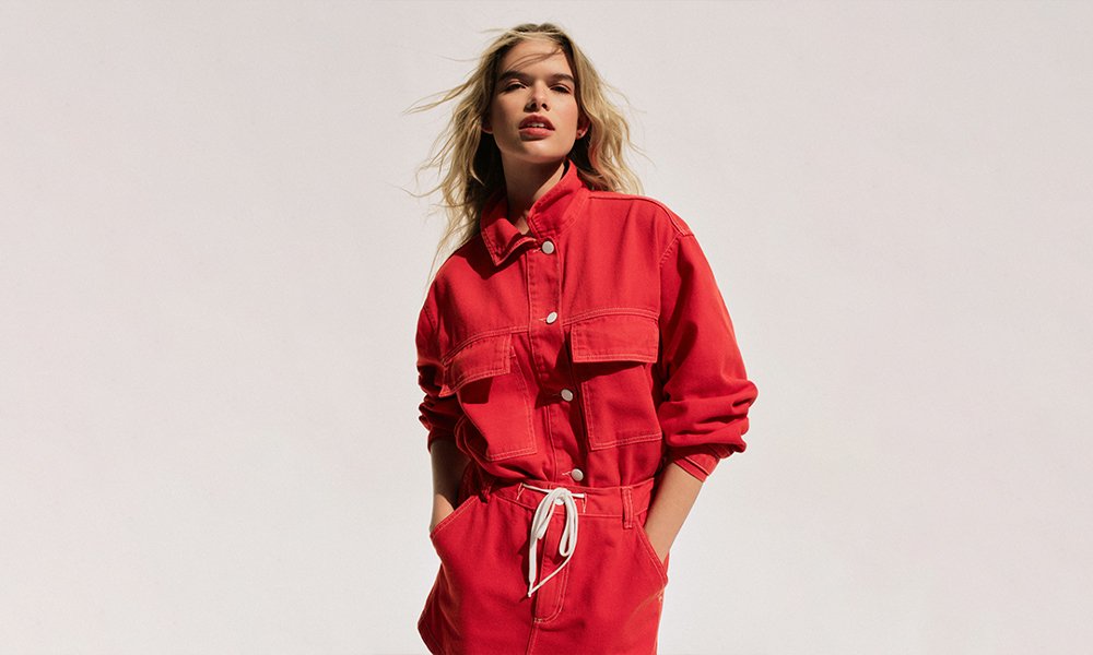 mulher com look com jaqueta jeans