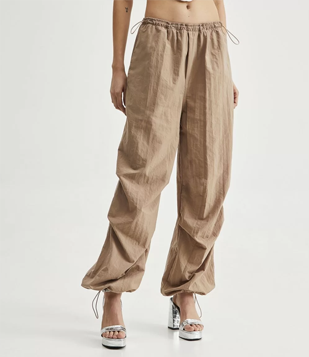 Calça Parachute Em Poliamida Com Ajustador No Cós Bege