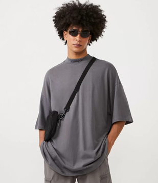 Camiseta Oversized Em Algodão Com Bordado Stronger Na Gola Cinza Escuro