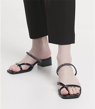 Sandália Mule Com Multi-Tiras E Brilhos Preto