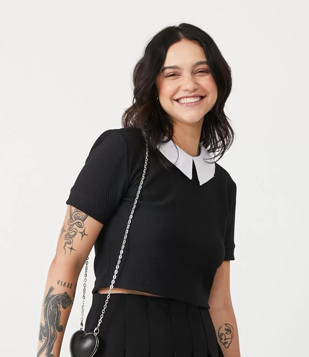 Blusa Em Malha Texturizada Com Gola Boneca E Manga Curta Preto