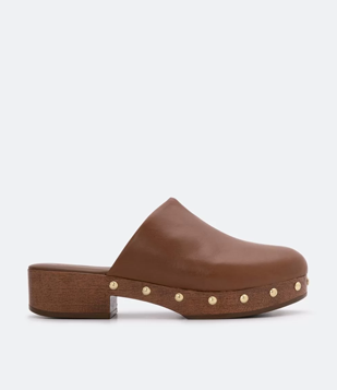 Sapato Mule Em Couro Com Tachas E Salto Médio Marrom
