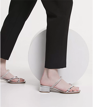 Sandália Mule com Multi-tiras e Brilhos Prata