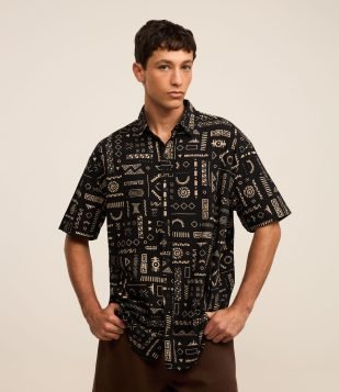 Camisa Relaxed em Algodão Texturizada com Estampa Rustica Preto/Branco