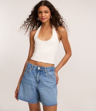 Bermuda Cintura Média em Jeans com Barra Cortada Médio