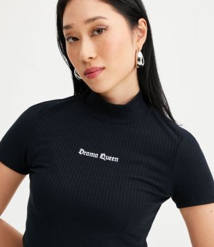 Blusa Cropped Em Meia Malha Canelada Com Lettering Drama Queen Preto