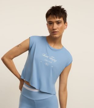 Blusa Esportiva em Microfibra Leve com Estampa Saint Tropez e Barra Dobrada Azul