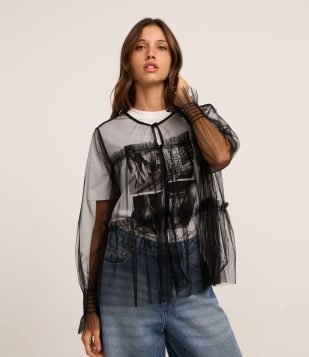 Blusa em Tule com Recortes e Abotoamento Frontal Preto