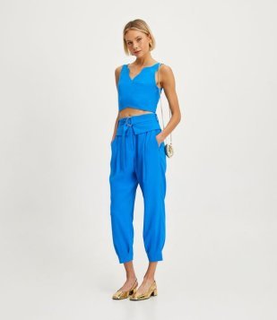 Calça Cenoura Em Crepe Com Cós Diferenciado E Cinto Azul