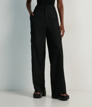 Calça Reta Alfaiata Com Bolso Cargo E Risca De Giz Preto