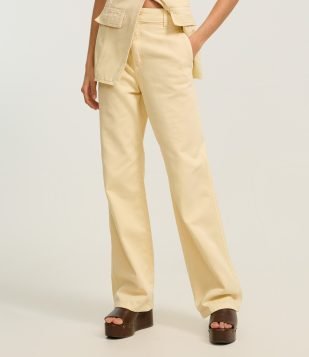 Calça Wide Leg em Sarja com Algodão Agroecológico Pregas e Bolsos Embutidos Amarelo
