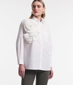 Camisa Alongada Manga Longa Em Tricoline Com Flor 3D Plissada Off White