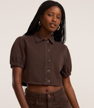 Camisa Cropped em Sarja com Botões Frontais Marrom
