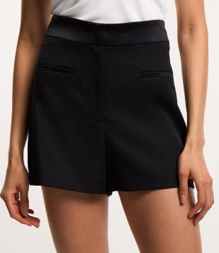 Short Curto Alfaiatado em Crepe com Detalhes Acetinados Preto