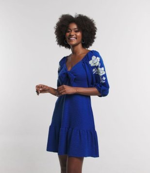 Vestido Curto Texturizado Com Bordado Floral Na Manga Azul