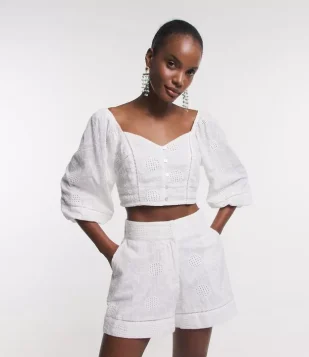 Blusa Cropped Em Laise Com Textura De Flor E Lastex Nas Costas Branco