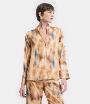 Camisa Manga Longa Acetinada com Efeito Tie Dye Marrom