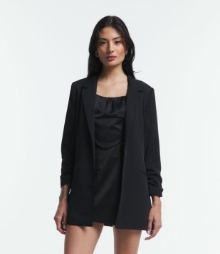 Blazer Longo Alfaiatado Em Crepe Com Manga Enrugada Preto