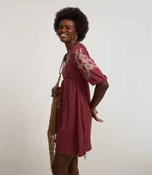 Vestido Evasê Curto Texturizado com Bordado Floral Bordô