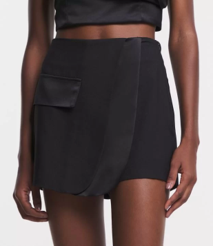 Short Saia Curto Em Crepe Com Bolso Cargo E Transpasse Com Detalhe Cetim Preto