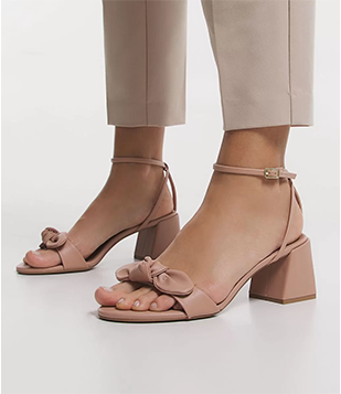 SANDÁLIA COM LAÇO E SALTO BLOCO