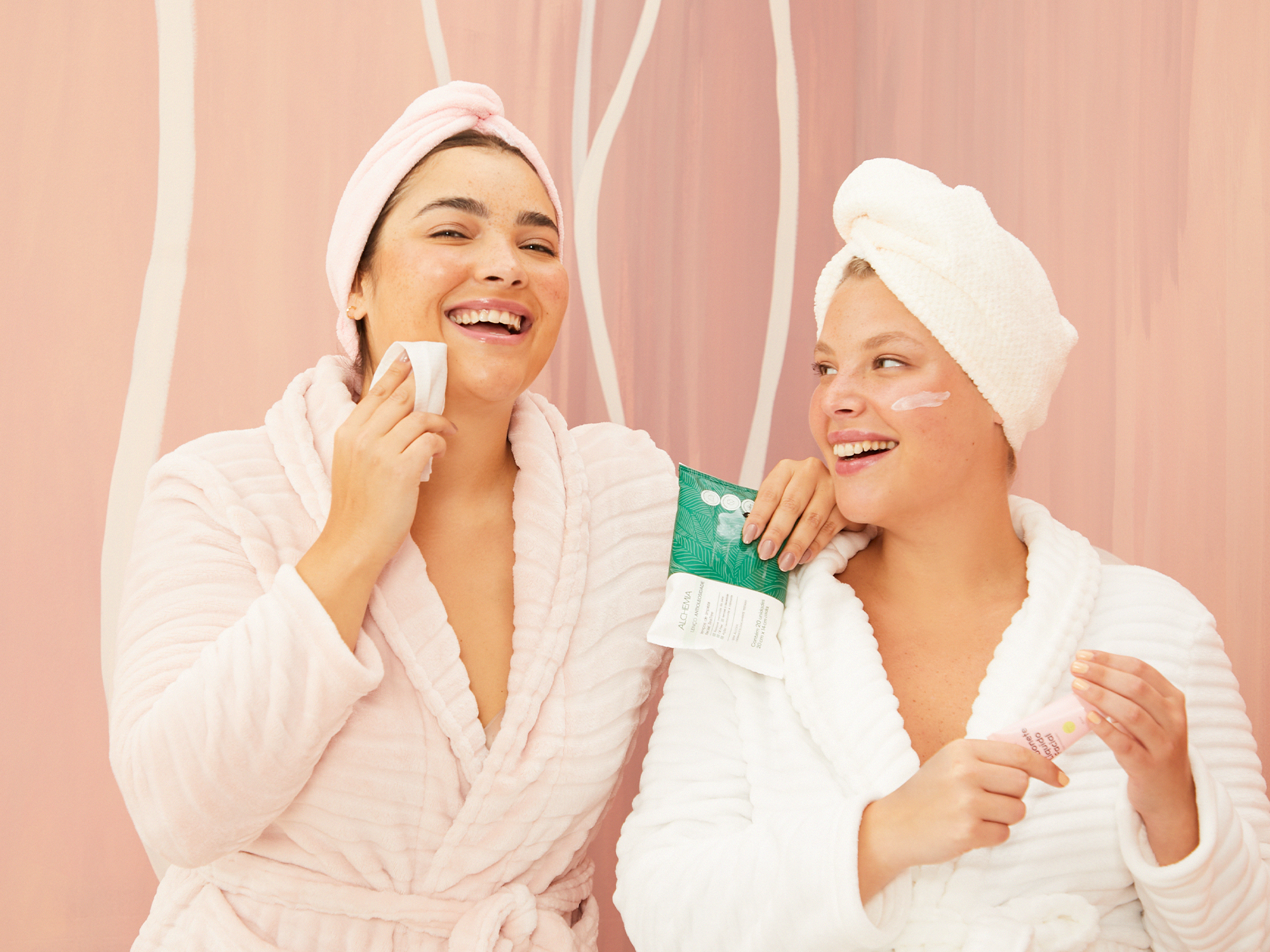 Duas pessoas aplicando skincare coreana