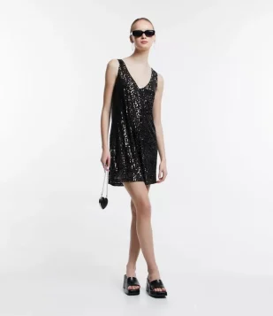 Macaquinho Em Paetês Soltinho E Com Decote V Preto